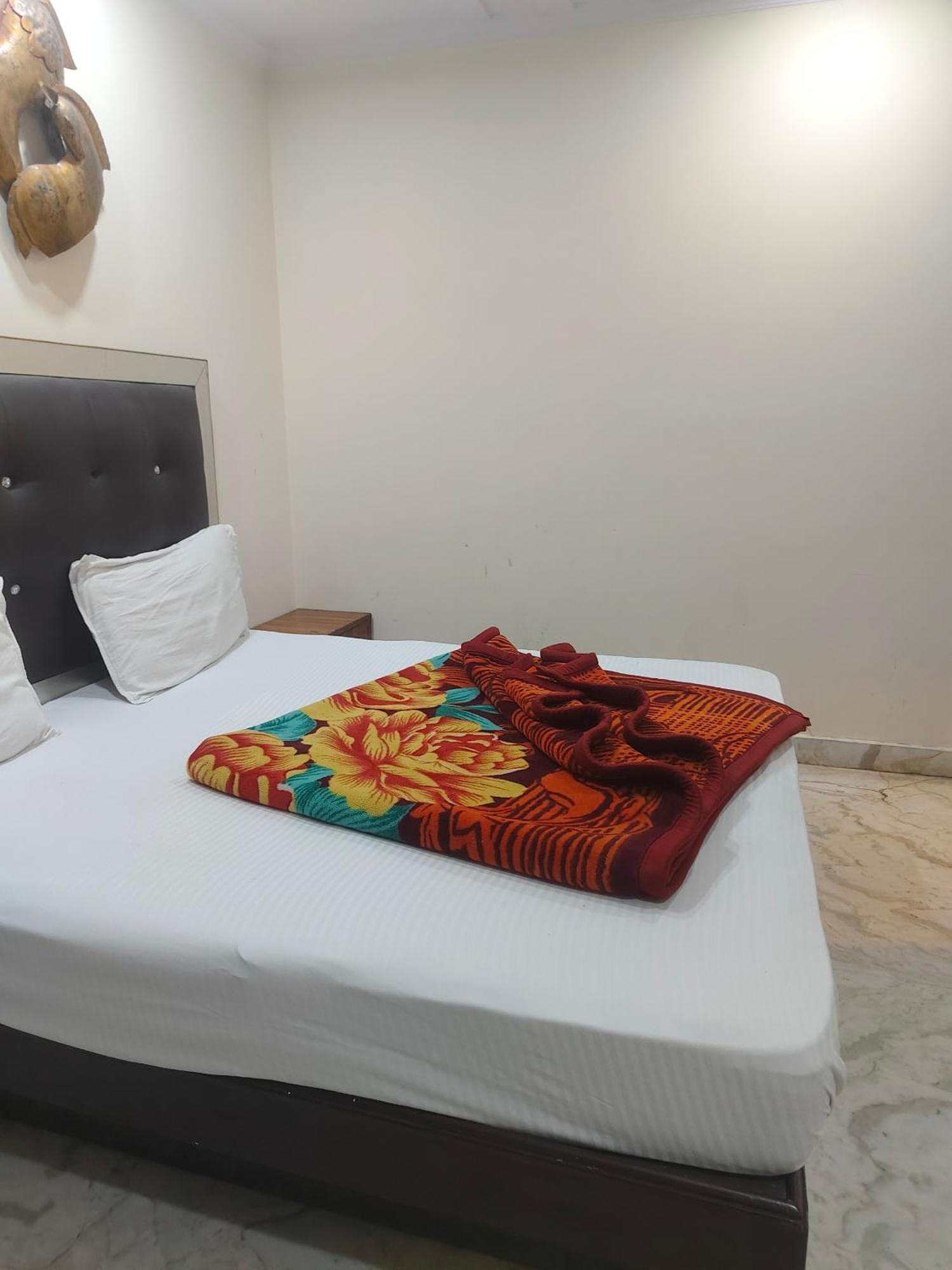 Hotel Perfect Spot- Main Bazar - Walking Metro Station New Delhi Exterior foto